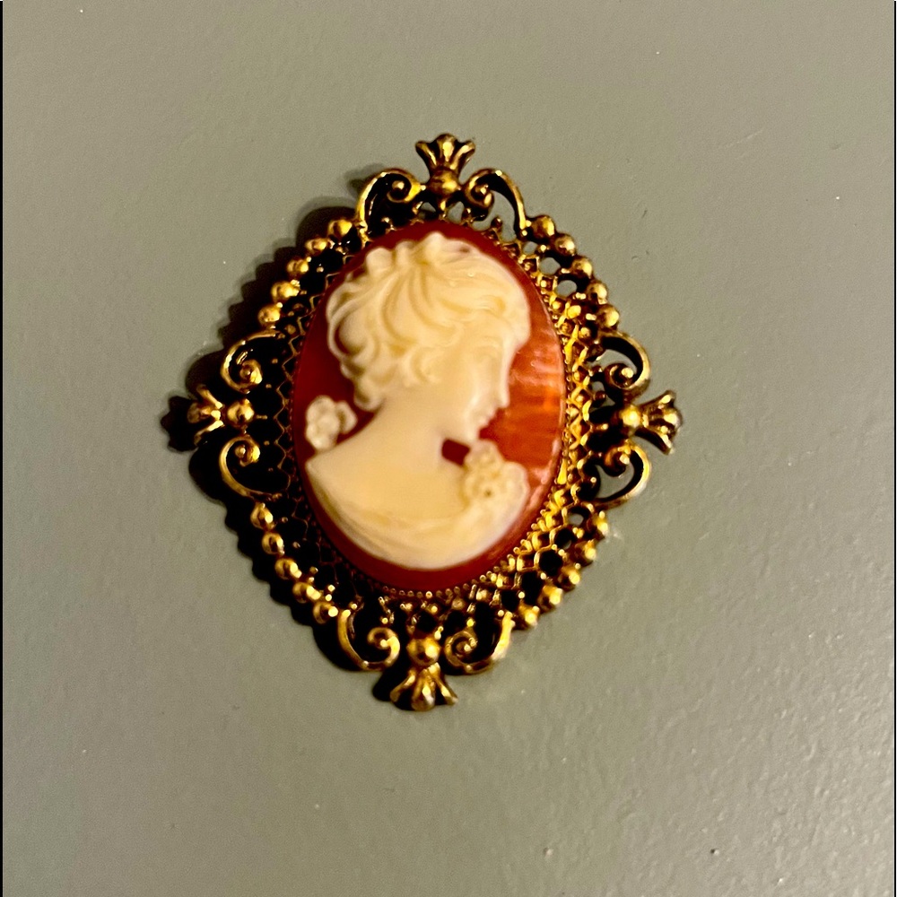 Vintage Avon cameo brooch